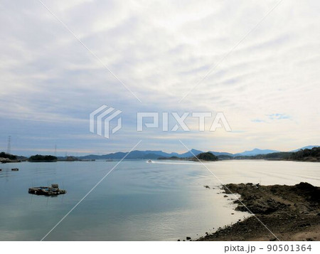 冬の維和島 穏やかな天草の海の景色 (熊本県上天草市) 冬の維和島 穏やかな天草の海の景色 (熊本県上天草市) 90501364