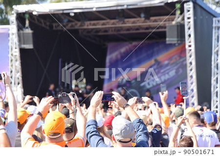 イベントに集まったファンがスマートフォンで写真を撮る風景 90501671
