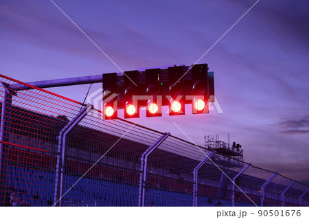 夜に光るレースサーキットの赤いスタートシグナル 夜に光るレースサーキットの赤いスタートシグナル 90501676
