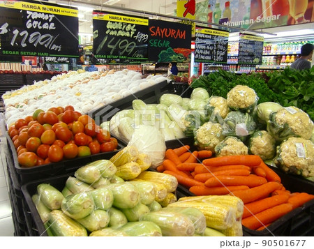 インドネシアのモールの野菜売り場 インドネシアのモールの野菜売り場 90501677