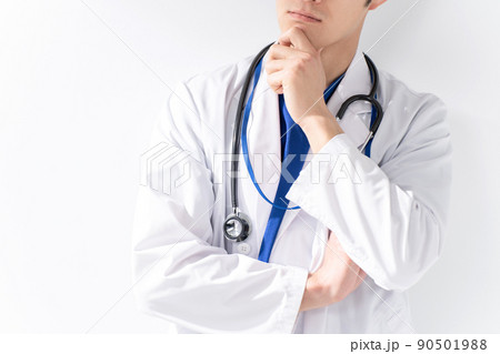 白衣の男性　考える　 90501988