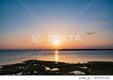 沖縄　夕焼けに染まる海 90502263