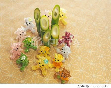 カットした青いハチクととビーズテディベアの仲間たち カットした青いハチクととビーズテディベアの仲間たち 90502510