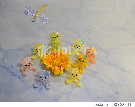 黄色いガーベラの花と手作りビーズ人形の仲間たち 黄色いガーベラの花と手作りビーズ人形の仲間たち 90502541