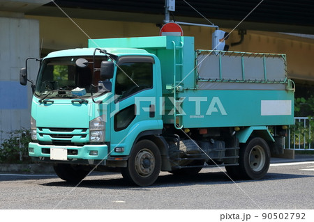 走行中のダンプトラック　イメージ 90502792