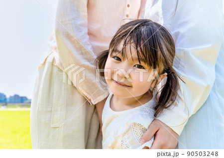 祖母と母親の間に割り込んだ笑顔の子供 祖母と母親の間に割り込んだ笑顔の子供 90503248