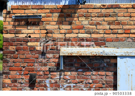 煉瓦造りの倉庫　イメージ 90503338