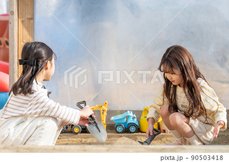 遊び場 女の子 友達 90503418