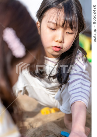 子供 女の子 友達 90503430