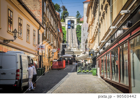 ザグレブ・ケーブルカーと旧市街の街並みの写真素材 [90503442] PIXTA