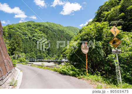 【国道157号】断崖絶壁の区間と取水ダム 【国道157号】断崖絶壁の区間と取水ダム 90503475