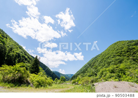 【国道157号】河川敷から見る山並み 90503488