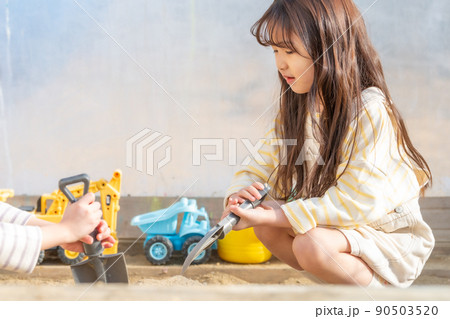 遊び場 子供 女の子 90503520