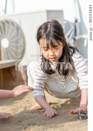 遊び場 子供 女の子 90503684