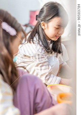 子供 女の子 友達 90503784