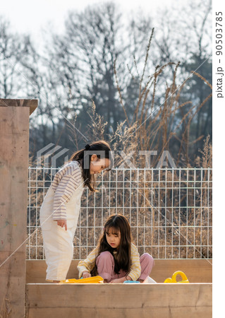 遊び場 女の子 友達 90503785