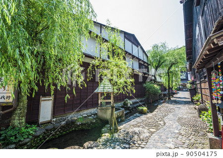 《岐阜県》郡上八幡の町並み　やなか水のこみち 90504175