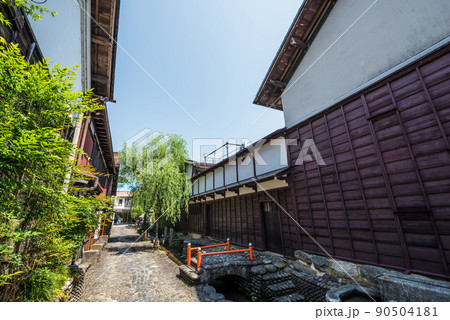 《岐阜県》郡上八幡の町並み やなか水のこみち 《岐阜県》郡上八幡の町並み やなか水のこみち 90504181