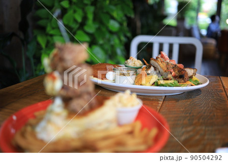 テーブルの上のチキン料理 90504292