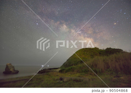 千葉県 夫婦岩と星空(天の川) 千葉県 夫婦岩と星空(天の川) 90504868