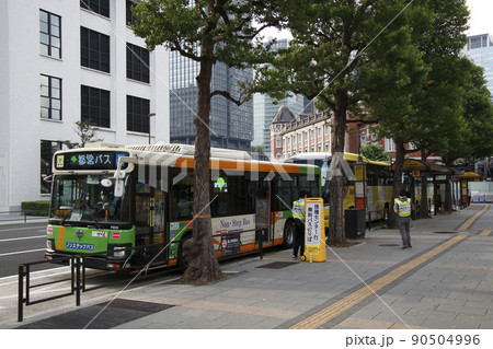 自衛隊東京大規模接種会場に向かうバス（東京駅） 90504996