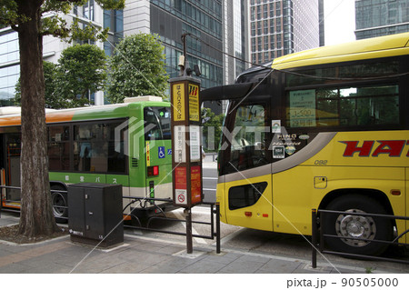 自衛隊東京大規模接種会場に向かうバス（東京駅） 90505000