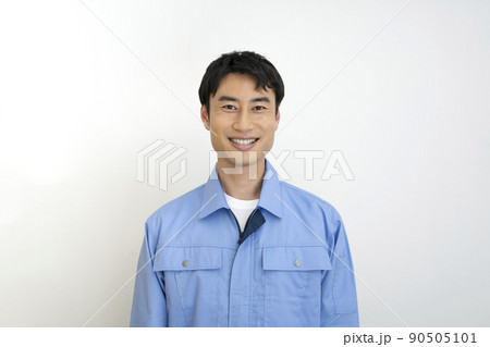 作業服姿の笑顔の30代の男性　カメラ目線　ポートレート 90505101