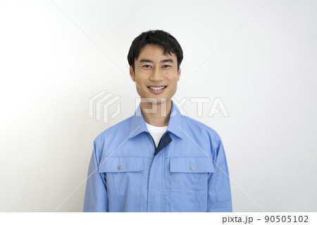 作業服姿の笑顔の30代の男性　カメラ目線　ポートレート 90505102