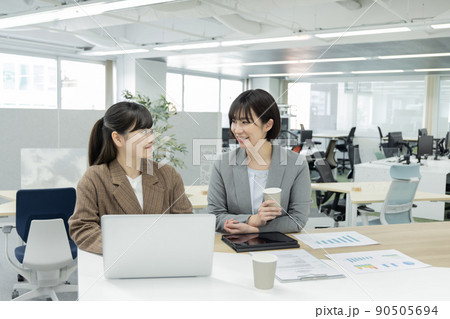 立ち会議をするビジネスウーマン 90505694