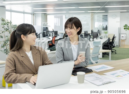 立ち会議をするビジネスウーマン 90505696