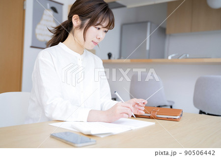 家計簿をつける女性 家計簿をつける女性 90506442