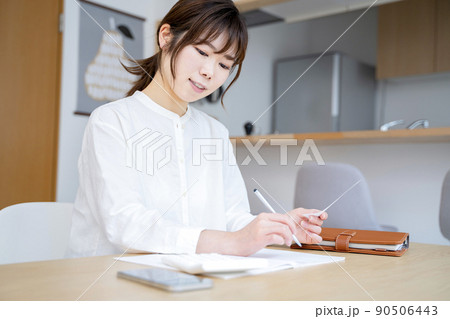 家計簿をつける女性 90506443
