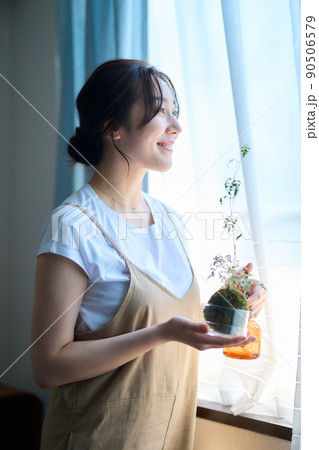 苔玉を愛でる女性 90506579