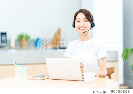 リビングでテレワークをするミドル女性 リビングでテレワークをするミドル女性 90506838