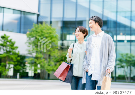 ショッピングに出かける夫婦　撮影協力：LINK FOREST 90507477