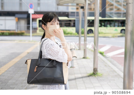 バス停でバスを待つマスクの女性 90508694