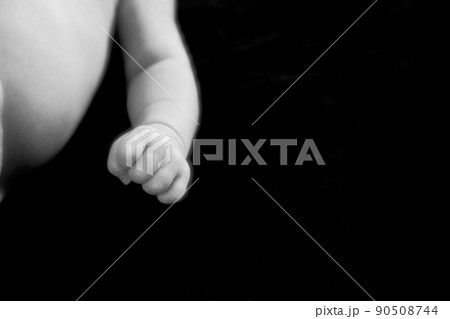 神秘的な新生児フォト赤ちゃん撮影、ニューボーンフォト黒バックフォト☆モノトーン白黒 90508744