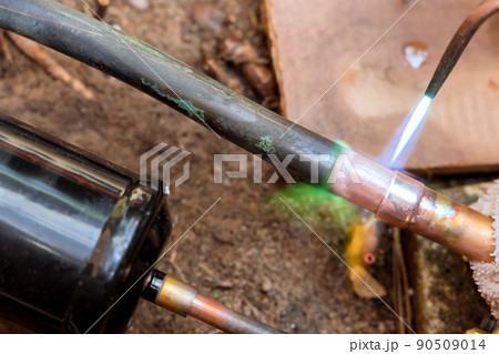 Soldering copper pipe with blow torch 90509014