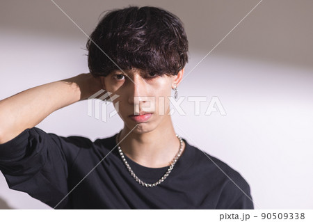 若い男性のポートレート 90509338