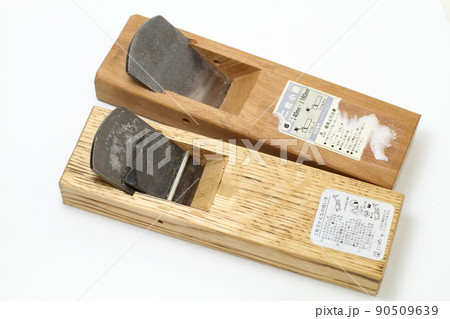 大工道具の小ぶりなカンナ二つ 90509639