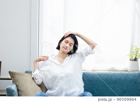 若い女性　ビューティー　マッサージ 90509904