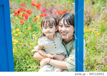 花畑を散策する親子 花畑を散策する親子 90510002
