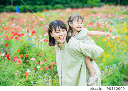 花畑を散策する親子 花畑を散策する親子 90510009