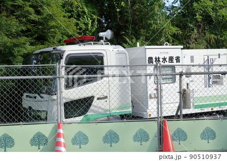 川の氾濫やゲリラ豪雨に活躍する車両（排水ポンプ車　農林水産省） 90510937