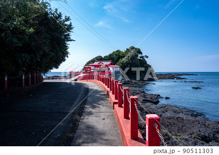 海に突き出ている鹿児島県南九州市にある釜蓋神社、射楯兵主神社 海に突き出ている鹿児島県南九州市にある釜蓋神社、射楯兵主神社 90511303