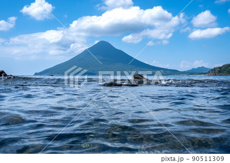 海に浮かぶ開聞岳 90511309