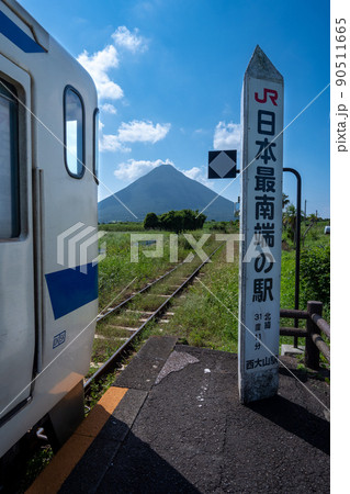 JR 日本最南端の駅西大山駅から開聞岳に向かうキハ40 90511665