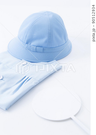 園児服と白プレート 90512934