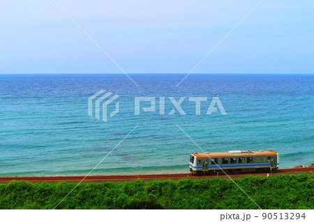 【島根県】海岸線を走る単行列車 【島根県】海岸線を走る単行列車 90513294