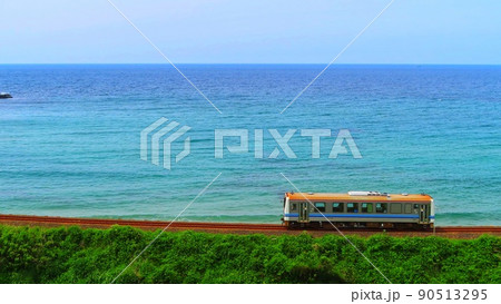 【島根県】海岸線を走る単行列車 【島根県】海岸線を走る単行列車 90513295
